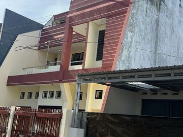 Bangunan 3 Lantai Rumah Darmo Indah Timur
