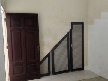 Bangunan 3 Lantai Rumah Darmo Indah Timur