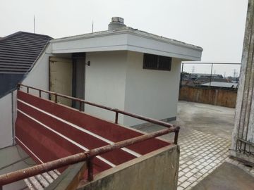 Bangunan 3 Lantai Rumah Darmo Indah Timur