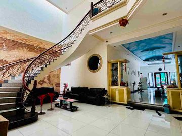 Dijual Rumah Mewah 2 lantai Jl Poros Hertasning Makassar dekat Mall Panakkukang Makassar.