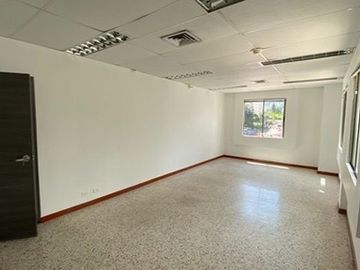 LOCAL COMERCIAL EN VENTA SECTOR ANTONIA SANTOS CENTRO EMPRESARIAL SURAMERICANA BUCARAMANGA