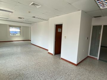 LOCAL COMERCIAL EN VENTA SECTOR ANTONIA SANTOS CENTRO EMPRESARIAL SURAMERICANA BUCARAMANGA