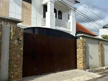 Dijual Rumah Mewah Bonus Mercedes-Benz di Denpasar Selatan, Bali