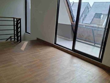 rumah brand new ada attic cluster viola sumarecon bekasi