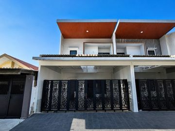RUMAH BARU GRESS DARMO PERMAI TIMUR• Hadap Timur• ROW 2 mobil