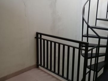Dijual Rumah Taman Semanan Indah Hook LT 192M2, Utara, Ada Taman!