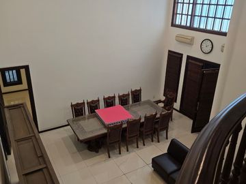 Dijual Rumah 2 Lantai  Terawat Komersial Area Raya Dharmahusada Indah