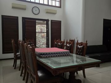 Dijual Rumah 2 Lantai  Terawat Komersial Area Raya Dharmahusada Indah
