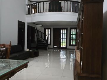 Dijual Rumah 2 Lantai  Terawat Komersial Area Raya Dharmahusada Indah