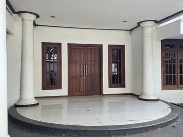 Dijual Rumah 2 Lantai  Terawat Komersial Area Raya Dharmahusada Indah