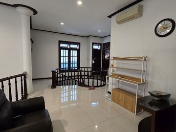 Dijual Rumah 2 Lantai  Terawat Komersial Area Raya Dharmahusada Indah