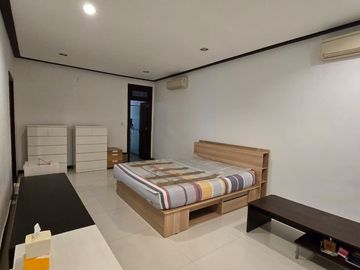 Dijual Rumah 2 Lantai  Terawat Komersial Area Raya Dharmahusada Indah