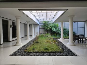 Dijual Rumah 2 Lantai  Terawat Komersial Area Raya Dharmahusada Indah