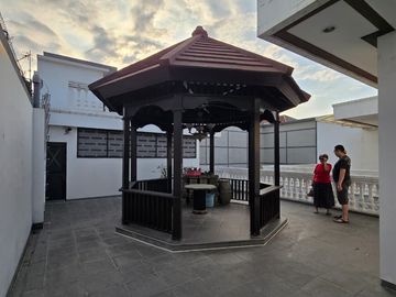 Dijual Rumah 2 Lantai  Terawat Komersial Area Raya Dharmahusada Indah