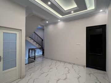 MBV353 Rumah Baru 2,5 Lt American Classic With Rooftop di Jagakarsa