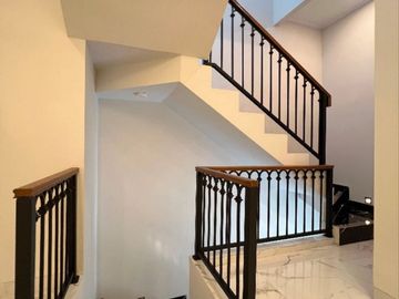 MBV353 Rumah Baru 2,5 Lt American Classic With Rooftop di Jagakarsa