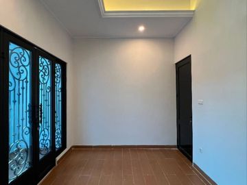MBV353 Rumah Baru 2,5 Lt American Classic With Rooftop di Jagakarsa