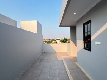 MBV353 Rumah Baru 2,5 Lt American Classic With Rooftop di Jagakarsa