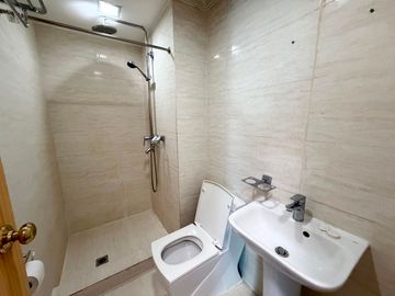 Asian Mansion 2, Makati: Studio Unit for Sale!