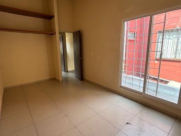 Casa en privada con portón eléctrico, ubicada en lomas de ahuatlan