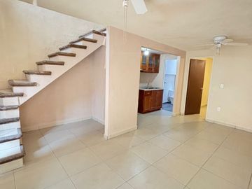Casa en privada con portón eléctrico, ubicada en lomas de ahuatlan