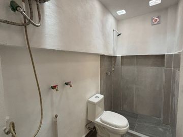 Casa en privada con portón eléctrico, ubicada en lomas de ahuatlan