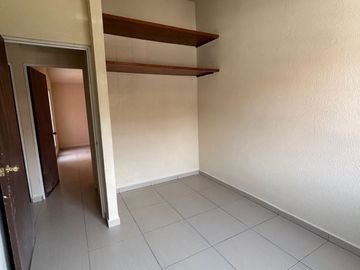 Casa en privada con portón eléctrico, ubicada en lomas de ahuatlan