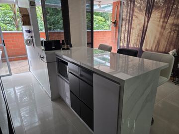 Apartamento en venta en Loma del Indio, El Poblado