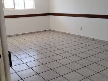 Bodega en renta con oficinas y local comercial