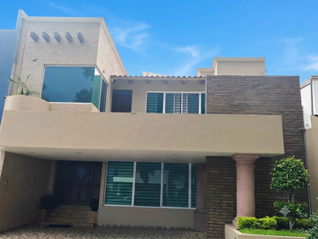 La residencia que redefine tu estilo de vida en Hacienda del Valle. 4 habitaciones, 4.5 baños