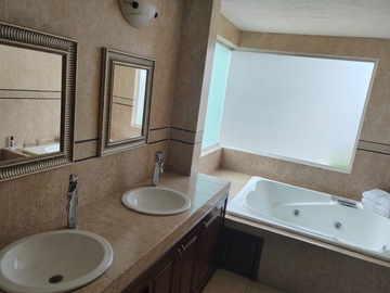La residencia que redefine tu estilo de vida en Hacienda del Valle. 4 habitaciones, 4.5 baños