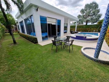 ESPECTACULAR CASA DE DESCANSO DE 500 MT2, CON PISCINA PRIVADA Y JACUZZI EN ZONA DE ALTA VALORIZACIÓN.