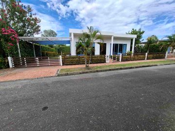 ESPECTACULAR CASA DE DESCANSO DE 500 MT2, CON PISCINA PRIVADA Y JACUZZI EN ZONA DE ALTA VALORIZACIÓN.