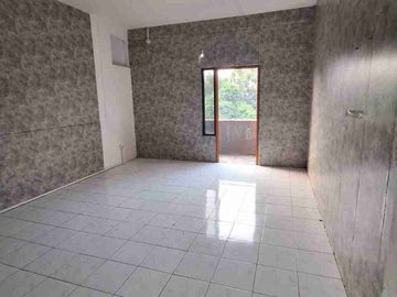 Disewakan rumah plus gudang
Gas alam Depok
LT 238M2
LB 400M2 
KT 3
Km 3
Listrik 3300
Air PDAM 

Harga sewa pertahun 100 jt ( nego)

kode Wiw-130