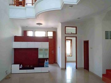 Rumah 2 lantai dg 5KT bagus dan siap pakai lokasi strategis praktis dan efisien ke berbagai tujuan