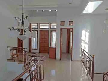 Rumah 2 lantai dg 5KT bagus dan siap pakai lokasi strategis praktis dan efisien ke berbagai tujuan