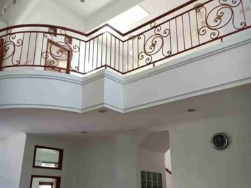 Rumah 2 lantai dg 5KT bagus dan siap pakai lokasi strategis praktis dan efisien ke berbagai tujuan