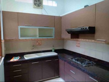 Rumah 2 lantai dg 5KT bagus dan siap pakai lokasi strategis praktis dan efisien ke berbagai tujuan