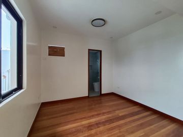 Four Storey Duplex Type House and Lot for Sale in Santa Mesa Manila-MD
