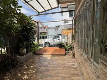 Corner Townhome with Riverside Terrace & Private Side Garden Patra Private 2, Pathum Thani Sam Khok