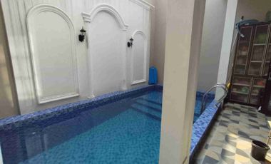 Dijual rumah ada kolam renang full renov siap huni di Pekayon Bekasi Selatan