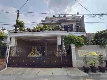 Dijual rumah ada kolam renang full renov siap huni di Pekayon Bekasi Selatan