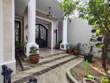 Dijual rumah ada kolam renang full renov siap huni di Pekayon Bekasi Selatan