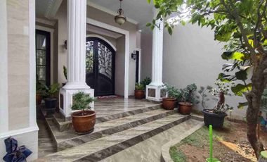 Dijual rumah ada kolam renang full renov siap huni di Pekayon Bekasi Selatan