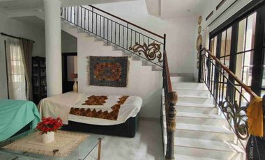 Dijual rumah ada kolam renang full renov siap huni di Pekayon Bekasi Selatan