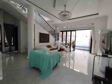 Dijual rumah ada kolam renang full renov siap huni di Pekayon Bekasi Selatan