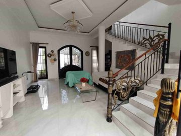 Dijual rumah ada kolam renang full renov siap huni di Pekayon Bekasi Selatan