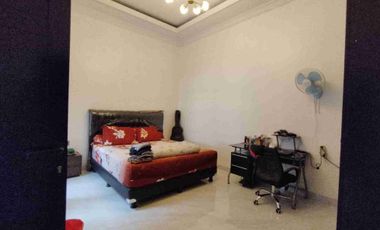Dijual rumah ada kolam renang full renov siap huni di Pekayon Bekasi Selatan