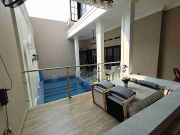 Dijual rumah ada kolam renang full renov siap huni di Pekayon Bekasi Selatan