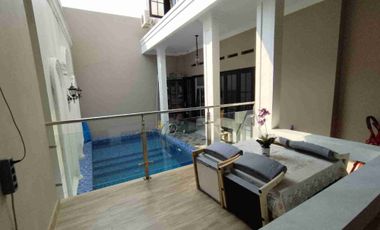 Dijual rumah ada kolam renang full renov siap huni di Pekayon Bekasi Selatan
